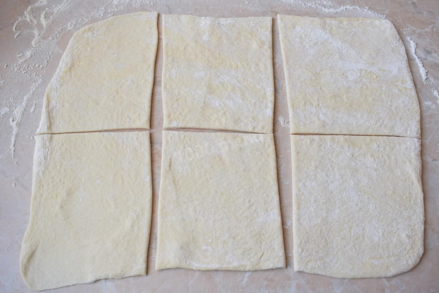 Как быстро разморозить слоеное дрожжевое тесто. Слоеное тесто квадратики. Слоеное тесто нарезать квадратами. Слоеное тесто разморозить. Квадратики из слоеного дрожжевого теста.