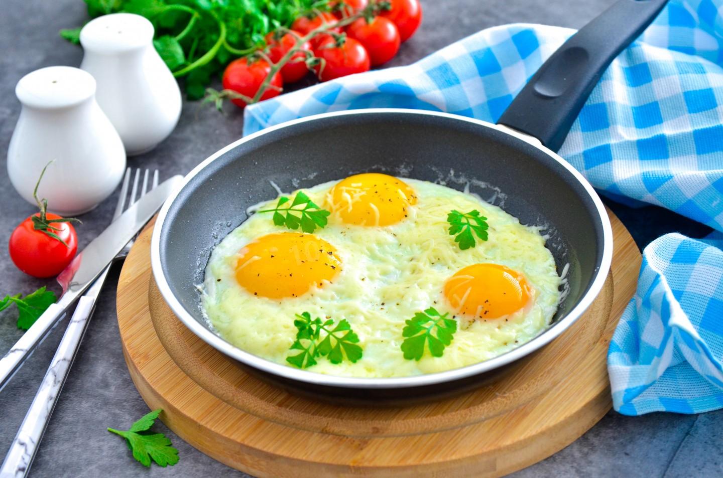 Пушистая и аппетитная — идеальная яичница на сковороде за 5 минут! Пошаговый рецепт и секреты приготовления для настоящих гурманов