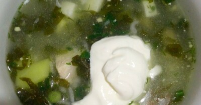 Зелёный борщ с зеленью и щавелем.