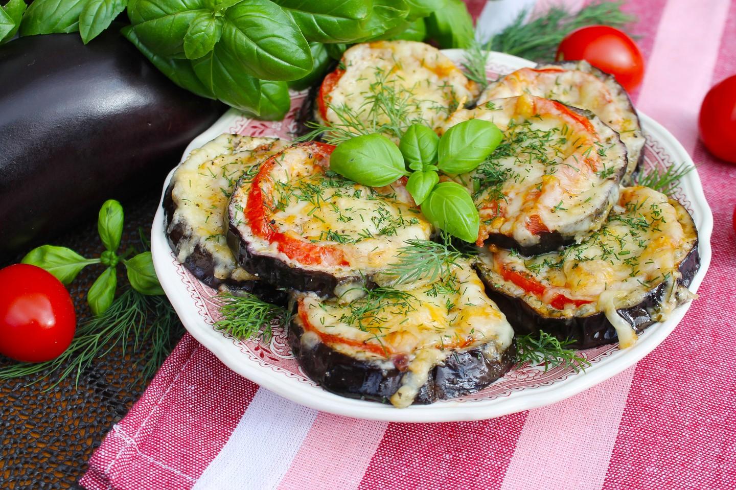 Баклажаны на сковороде: рецепт приготовления с чесноком и помидорами