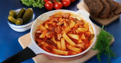 Азу из свинины с солеными огурцами и картошкой на сковороде