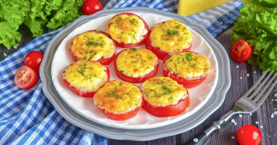 Помидоры с сыром и чесноком в духовке