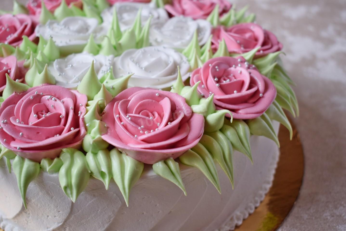 Белковая розочка. Украшение торта кремовыми цветами. Торт с цветами из крема. Торт с кремовыми цветами. Торт украшенный кремовыми цветами.