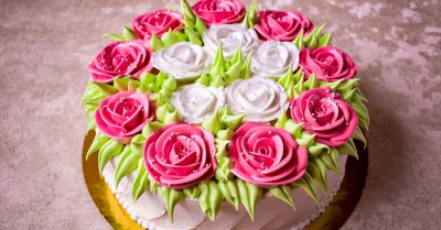 Бисквитный торт с цветами из крема