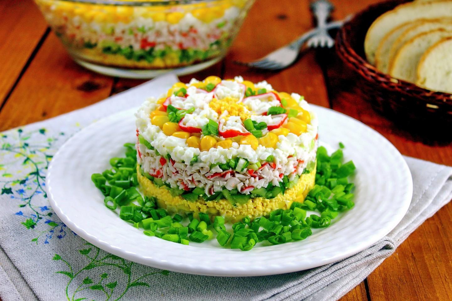 Крабовый салат рецепт с кукурузой и яйцом и огурцом рецепт с фото