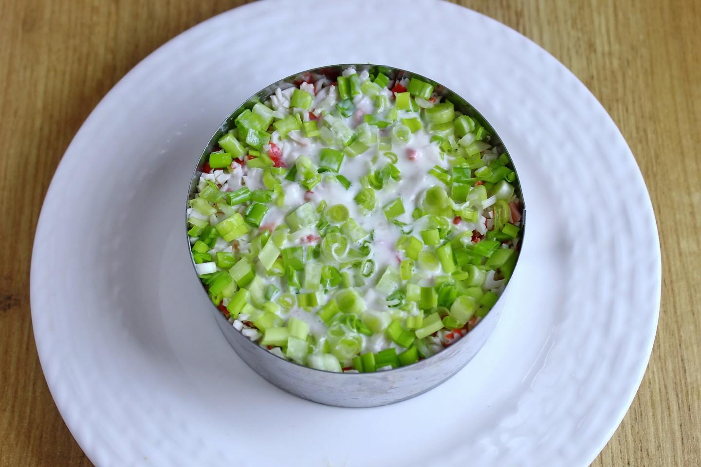 Рецепт крабового салата классический без огурца. Крабовый салат с зеленым луком. Салат с крабовыми палочками кукурузой и зеленым луком. Суп с крабовыми палочками и кукурузой.