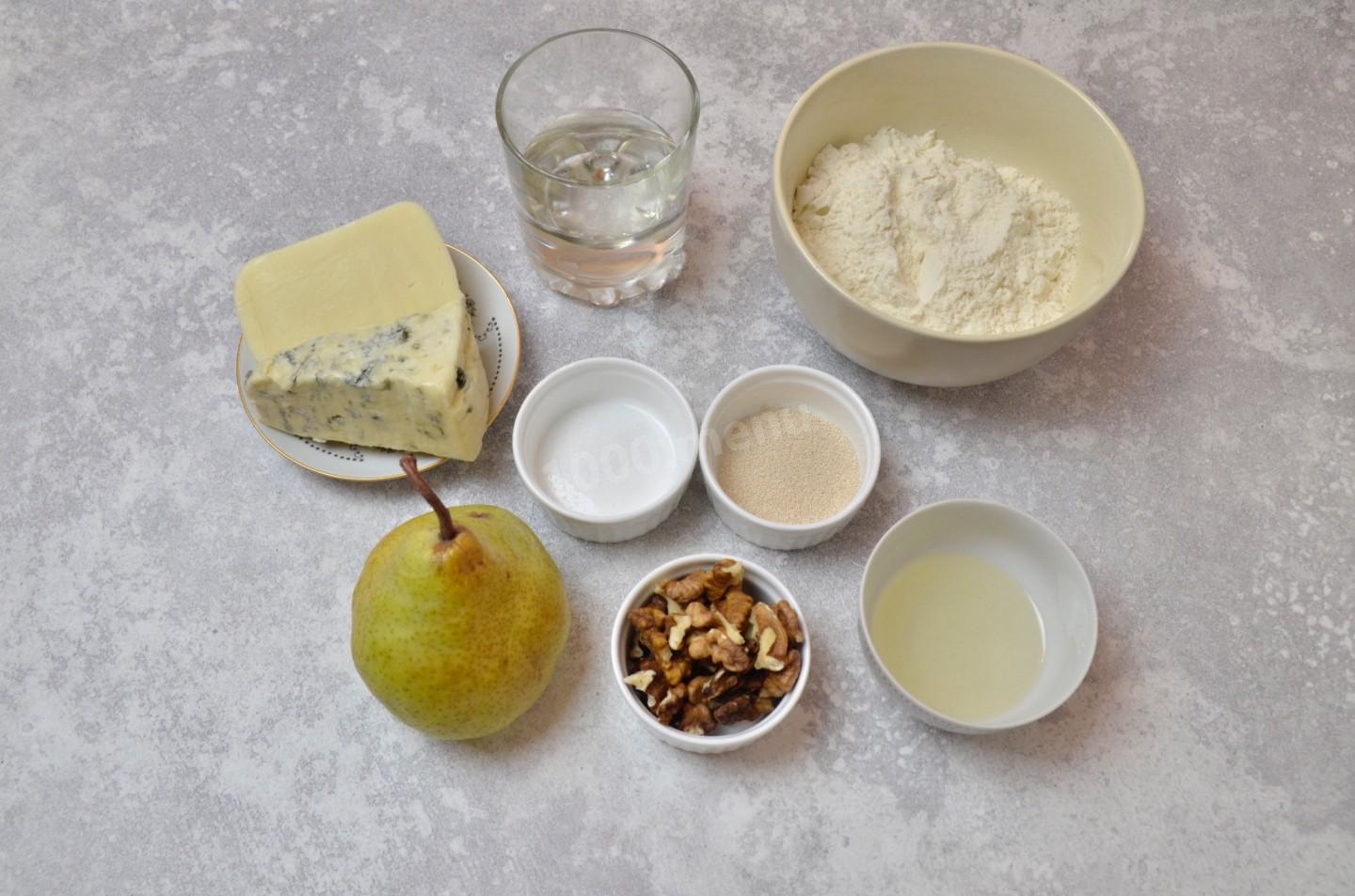 Сырные дрожжи. Шарики из масла и воды. Сыр с плесенью и груша рецепты. Mix yeast in Water on Table.