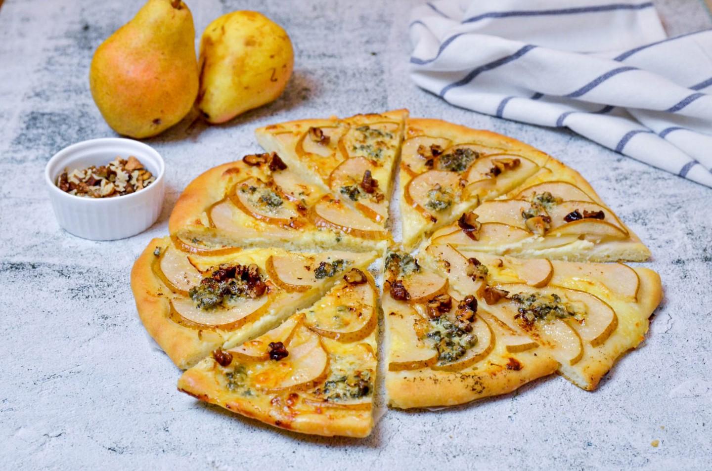 Римская пицца с грушей и горгонзолой