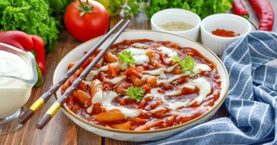 Рисовые токпокки с острым томатным соусом и сырным соусом