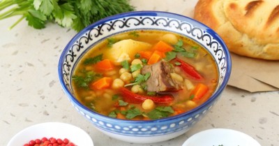 Шурпа с нутом и бараниной в кастрюле