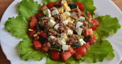 Салат с тунцом яйцами помидорами огурцами латуком