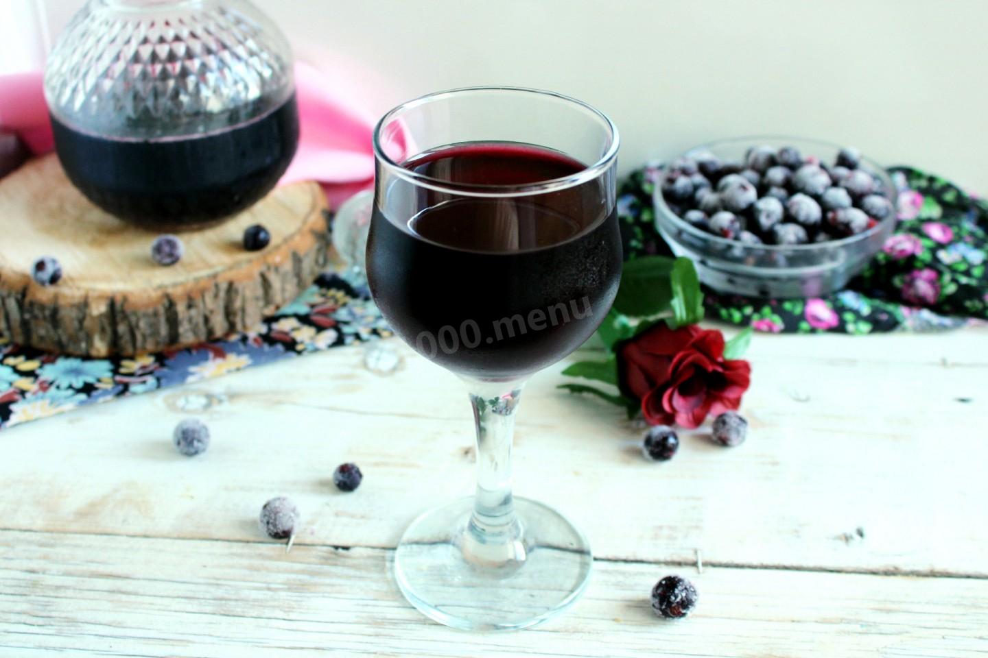 Простейшее вино из черной смородины. Смородиновое вино. Вино из смородины. Домашнее вино из красной смородины. Черная смородина вино вино.