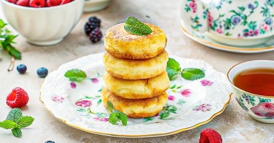 Пышные сырники с манкой на сковороде классические