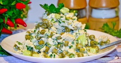  Салат с курицей, горошком, огурцом со сметаной - пошаговый рецепт приготовления с фото  