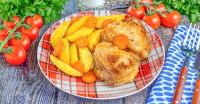 Куриные бедра с картошкой в рукаве