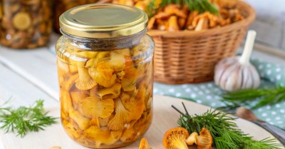 Лисички на зиму в банках с чесноком и укропом