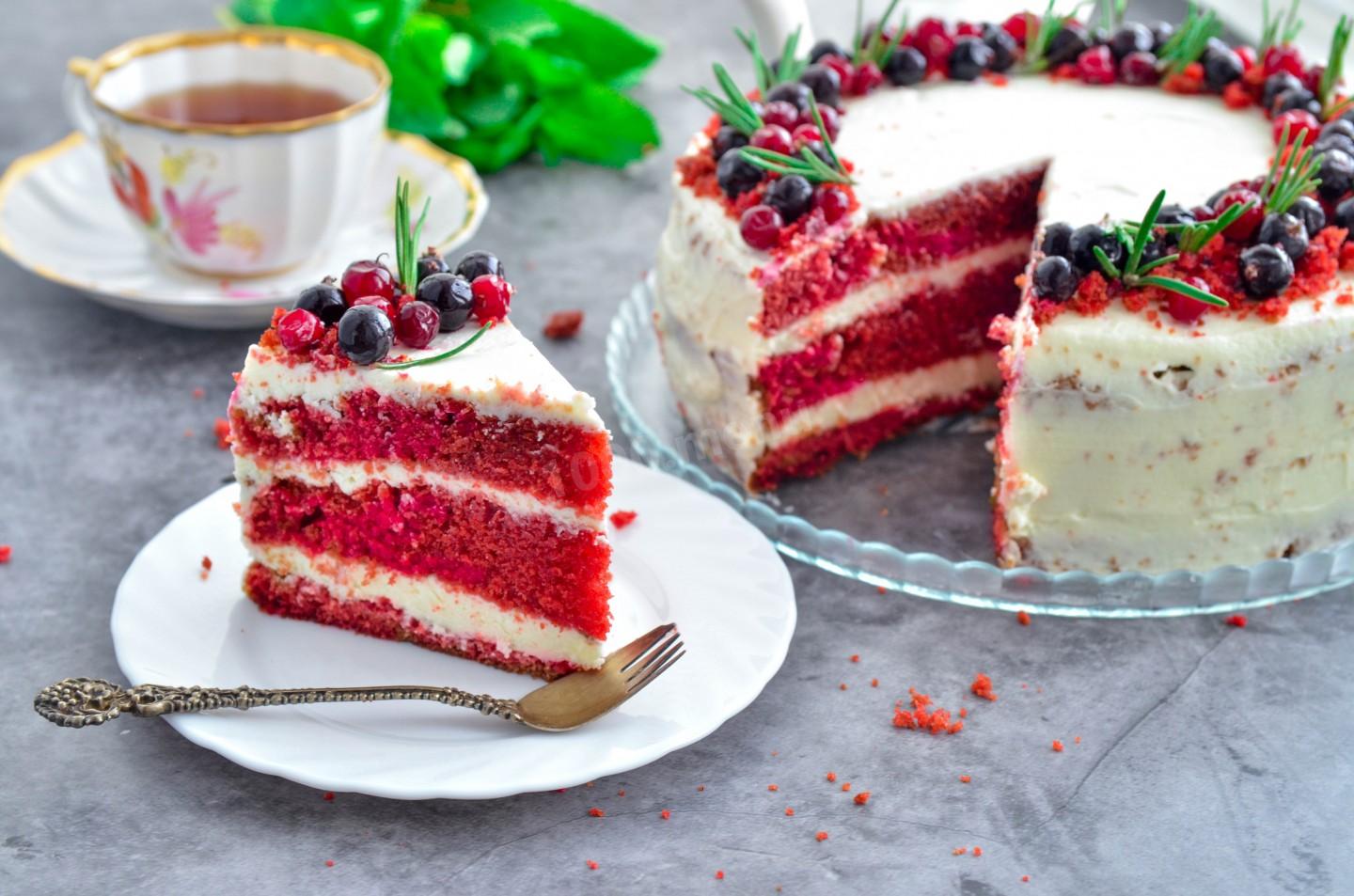 Приготовить торт красный бархат в домашних. Торт красный бархат Гулливер. Торт красный бархат домашний. Торт красный бархат украшение. Торт бисквитный красный бархат.