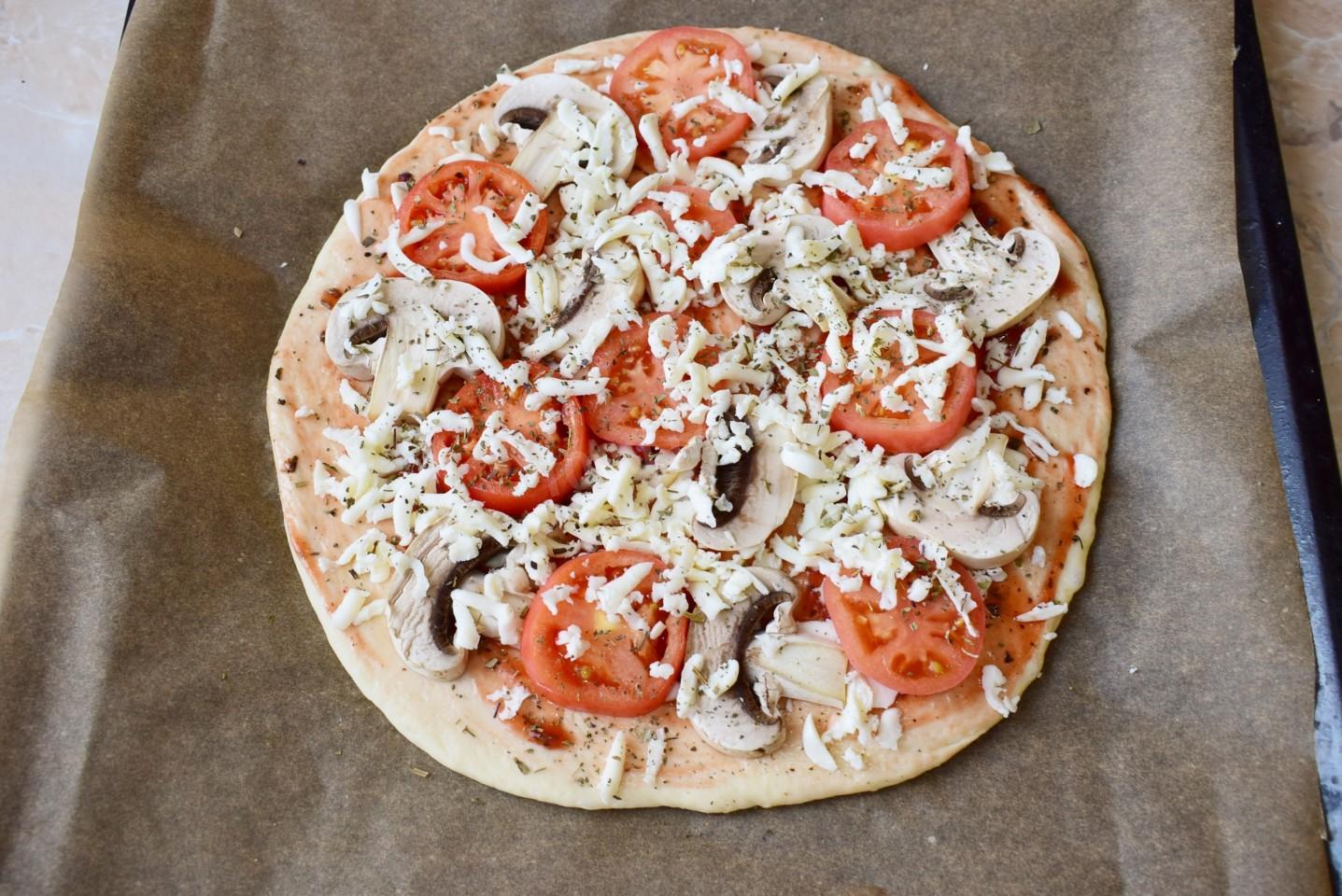 рецепт домашней пиццы без дрожжей в духовке с колбасой и сыром и помидорами фото 113