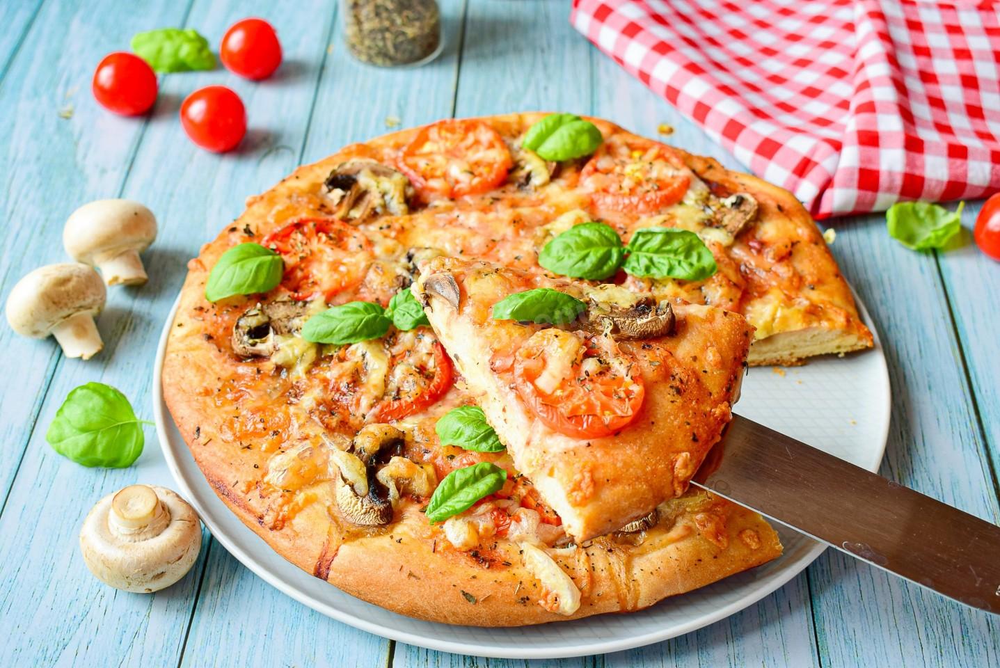 2. Рецепт пикантной вегетарианской пиццы с грибами и помидорами: