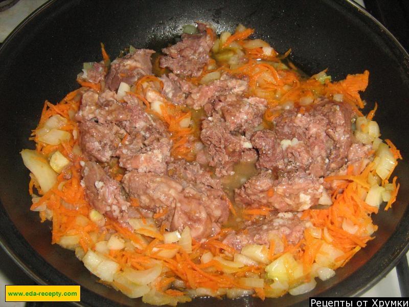 Картошка с тушенкой в кастрюле с морковью