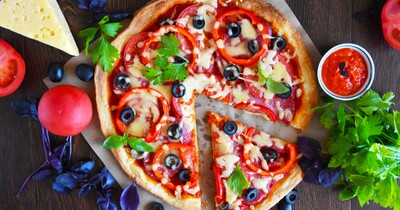 Пицца из слоеного дрожжевого теста с помидорами и сыром