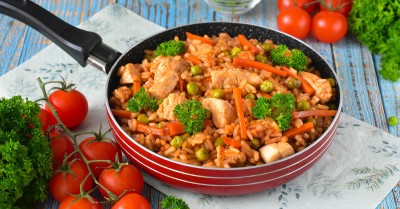 Жареный рис с курицей и овощами