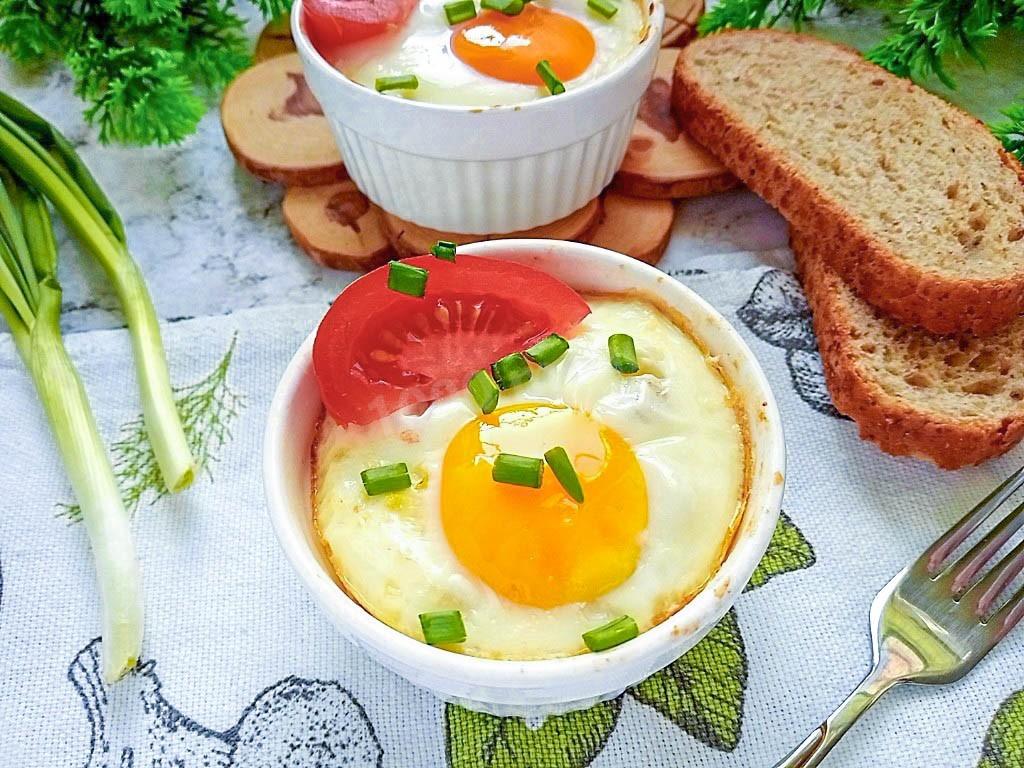 Яйцо кокот с колбасой и сыром