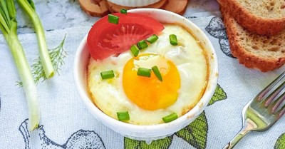 Яйцо кокот с колбасой и сыром