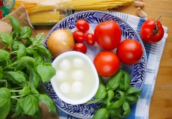 спагетти с сыром и помидорами рецепт с фото пошагово. pasta s pomidorami i parmezanom i balzamicheskim uksusom 1614838626 1 min. спагетти с сыром и помидорами рецепт с фото пошагово фото. спагетти с сыром и помидорами рецепт с фото пошагово-pasta s pomidorami i parmezanom i balzamicheskim uksusom 1614838626 1 min. картинка спагетти с сыром и помидорами рецепт с фото пошагово. картинка pasta s pomidorami i parmezanom i balzamicheskim uksusom 1614838626 1 min. Очень вкусно и просто, ужин на скорую руку для всей семьи! Спагетти с сыром и помидорами вы приготовите за 15 минут. Это идеальное блюдо для ужина, настоящая гармония вкуса. И делается фантастически просто, справится даже ребенок. Продукты можно заменять и добавлять новые, получая новые сочетания.