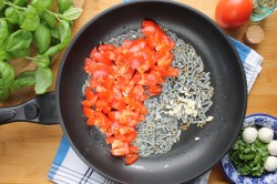 спагетти с сыром и помидорами рецепт с фото пошагово. pasta s pomidorami i parmezanom i balzamicheskim uksusom 1614838626 3 min. спагетти с сыром и помидорами рецепт с фото пошагово фото. спагетти с сыром и помидорами рецепт с фото пошагово-pasta s pomidorami i parmezanom i balzamicheskim uksusom 1614838626 3 min. картинка спагетти с сыром и помидорами рецепт с фото пошагово. картинка pasta s pomidorami i parmezanom i balzamicheskim uksusom 1614838626 3 min. Очень вкусно и просто, ужин на скорую руку для всей семьи! Спагетти с сыром и помидорами вы приготовите за 15 минут. Это идеальное блюдо для ужина, настоящая гармония вкуса. И делается фантастически просто, справится даже ребенок. Продукты можно заменять и добавлять новые, получая новые сочетания.