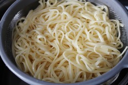 спагетти с сыром и помидорами рецепт с фото пошагово. pasta s pomidorami i parmezanom i balzamicheskim uksusom 1614838626 5 min. спагетти с сыром и помидорами рецепт с фото пошагово фото. спагетти с сыром и помидорами рецепт с фото пошагово-pasta s pomidorami i parmezanom i balzamicheskim uksusom 1614838626 5 min. картинка спагетти с сыром и помидорами рецепт с фото пошагово. картинка pasta s pomidorami i parmezanom i balzamicheskim uksusom 1614838626 5 min. Очень вкусно и просто, ужин на скорую руку для всей семьи! Спагетти с сыром и помидорами вы приготовите за 15 минут. Это идеальное блюдо для ужина, настоящая гармония вкуса. И делается фантастически просто, справится даже ребенок. Продукты можно заменять и добавлять новые, получая новые сочетания.
