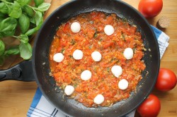 спагетти с сыром и помидорами рецепт с фото пошагово. pasta s pomidorami i parmezanom i balzamicheskim uksusom 1614838626 6 min. спагетти с сыром и помидорами рецепт с фото пошагово фото. спагетти с сыром и помидорами рецепт с фото пошагово-pasta s pomidorami i parmezanom i balzamicheskim uksusom 1614838626 6 min. картинка спагетти с сыром и помидорами рецепт с фото пошагово. картинка pasta s pomidorami i parmezanom i balzamicheskim uksusom 1614838626 6 min. Очень вкусно и просто, ужин на скорую руку для всей семьи! Спагетти с сыром и помидорами вы приготовите за 15 минут. Это идеальное блюдо для ужина, настоящая гармония вкуса. И делается фантастически просто, справится даже ребенок. Продукты можно заменять и добавлять новые, получая новые сочетания.