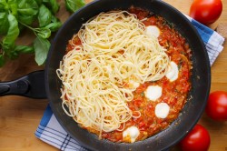спагетти с сыром и помидорами рецепт с фото пошагово. pasta s pomidorami i parmezanom i balzamicheskim uksusom 1614838626 7 min. спагетти с сыром и помидорами рецепт с фото пошагово фото. спагетти с сыром и помидорами рецепт с фото пошагово-pasta s pomidorami i parmezanom i balzamicheskim uksusom 1614838626 7 min. картинка спагетти с сыром и помидорами рецепт с фото пошагово. картинка pasta s pomidorami i parmezanom i balzamicheskim uksusom 1614838626 7 min. Очень вкусно и просто, ужин на скорую руку для всей семьи! Спагетти с сыром и помидорами вы приготовите за 15 минут. Это идеальное блюдо для ужина, настоящая гармония вкуса. И делается фантастически просто, справится даже ребенок. Продукты можно заменять и добавлять новые, получая новые сочетания.