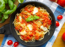 спагетти с сыром и помидорами рецепт с фото пошагово. pasta s pomidorami i parmezanom i balzamicheskim uksusom 1614838626 8 min. спагетти с сыром и помидорами рецепт с фото пошагово фото. спагетти с сыром и помидорами рецепт с фото пошагово-pasta s pomidorami i parmezanom i balzamicheskim uksusom 1614838626 8 min. картинка спагетти с сыром и помидорами рецепт с фото пошагово. картинка pasta s pomidorami i parmezanom i balzamicheskim uksusom 1614838626 8 min. Очень вкусно и просто, ужин на скорую руку для всей семьи! Спагетти с сыром и помидорами вы приготовите за 15 минут. Это идеальное блюдо для ужина, настоящая гармония вкуса. И делается фантастически просто, справится даже ребенок. Продукты можно заменять и добавлять новые, получая новые сочетания.