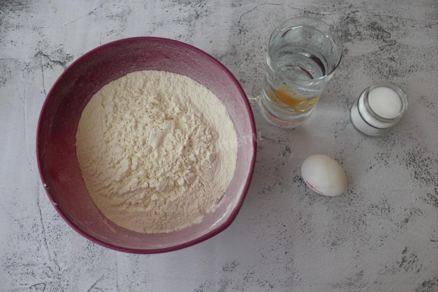 Тесто кефир яйца мука. Тесто на чудо без кефира. Как сделать тесто из муки и воды. Как сделать тесто на воде. Как делать тесто из яйца и муки и воды.