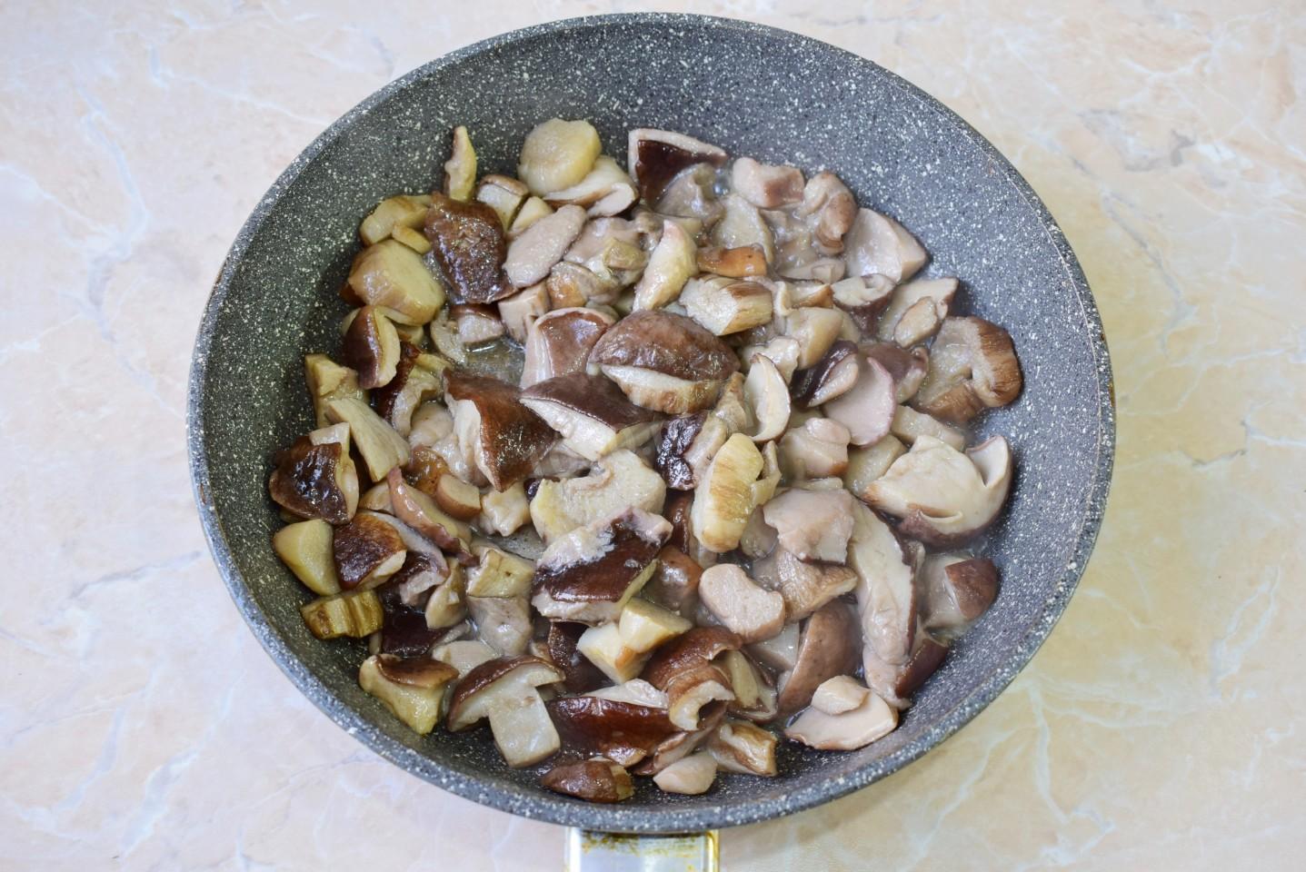 Замороженные грибы на сковороде рецепт с фото пошагово - 1000.menu