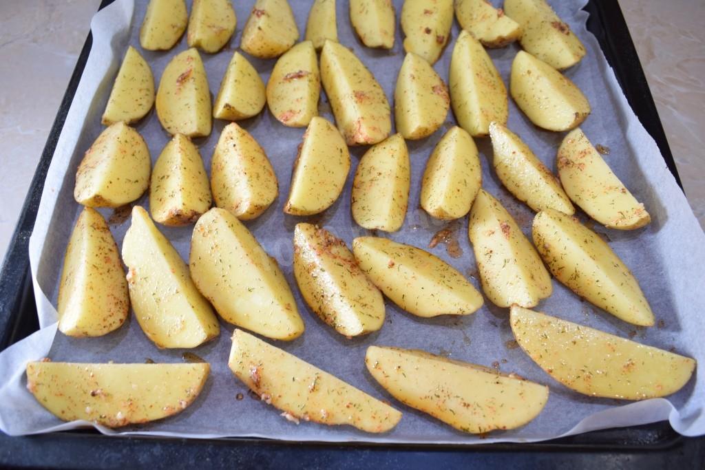 Картошка по деревенски в кожуре в духовке