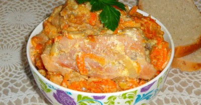 Курица тушеная в кастрюле со сметаной и морковью