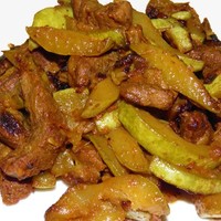 Тушеная говядина с кабачками и помидорами