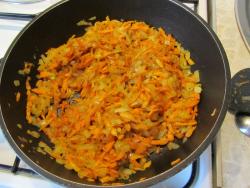 Тушеная капуста с куриной грудкой на сковороде. Тушёная капуста с томатной пастой. Тушеная капуста с куриными грудками. Тушёная капуста с морковью на сковороде томатной пастой. Капуста морковь грудка.