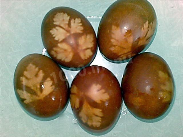 Яйца снизу. Мраморные яйца в луковой шелухе. Мраморные яйца в луковой шелухе с зеленкой. Мраморные яйца на Пасху с зеленкой и шелухой. Яйца мраморные с зеленкой.