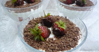 Творожный десерт с шоколадом и клубникой