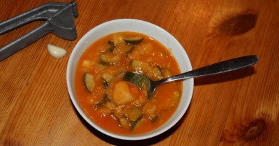 Вегетарианский суп из кабачков с томатным соком
