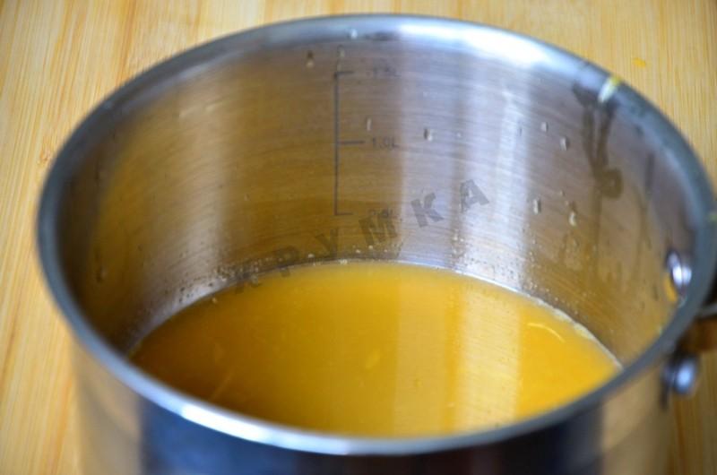 Кипятить апельсиновый сок. Цвет сусла после кипячения. Вливаем распущенный желатин в апельсиновый сироп. Апельсиновый сок можно не варить в кастрюле. Необходимо довести до кипения