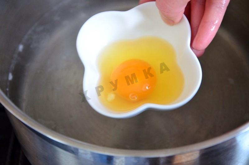 Яйцо на воде в сковороде. Форма для яйца пашот. Яйцо пашот жареное на сковороде. Яйцо пашот варится в кислой среде. Яйцо в уксусе.