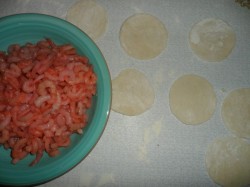 Пельмени с креветкой рецепт. pelmeni s krevetkami i syrom 1406318067 fe 4 min. Пельмени с креветкой рецепт фото. Пельмени с креветкой рецепт-pelmeni s krevetkami i syrom 1406318067 fe 4 min. картинка Пельмени с креветкой рецепт. картинка pelmeni s krevetkami i syrom 1406318067 fe 4 min. Конечно же, в любом магазине города можно купить пельмени, но таких вы точно не найдете на прилавках. Оригинальная начинка этого блюда делает его вкус неповторимым, экзотическим и волшебным.