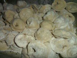 Пельмени с креветкой рецепт. pelmeni s krevetkami i syrom 1406318067 fe 8 min. Пельмени с креветкой рецепт фото. Пельмени с креветкой рецепт-pelmeni s krevetkami i syrom 1406318067 fe 8 min. картинка Пельмени с креветкой рецепт. картинка pelmeni s krevetkami i syrom 1406318067 fe 8 min. Конечно же, в любом магазине города можно купить пельмени, но таких вы точно не найдете на прилавках. Оригинальная начинка этого блюда делает его вкус неповторимым, экзотическим и волшебным.