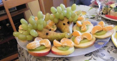 Ёжики из фруктов