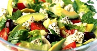 Греческий салат с авокадо и брынзой к Новому году