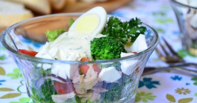 Салат с брокколи и консервированным тунцом